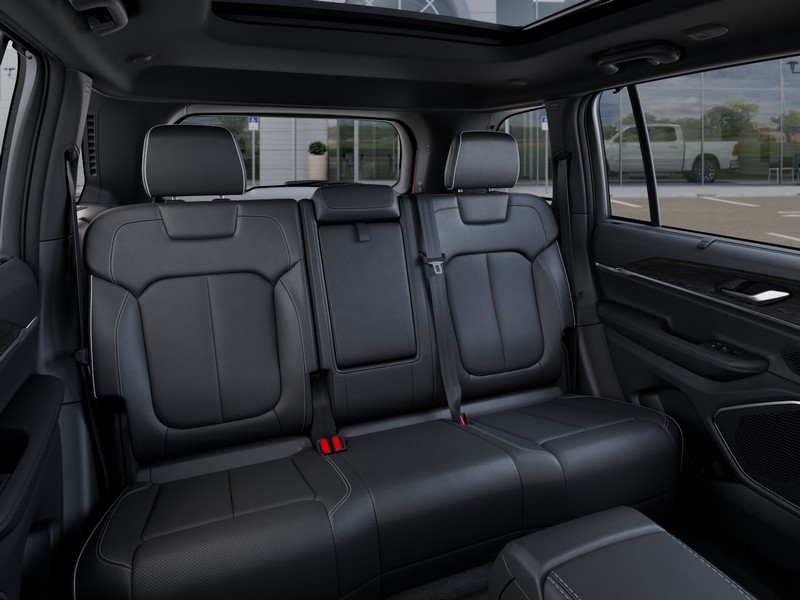 Jeep Grand Cherokee Vehicle Image 18