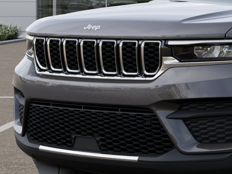 Jeep Grand Cherokee Vehicle Image 14