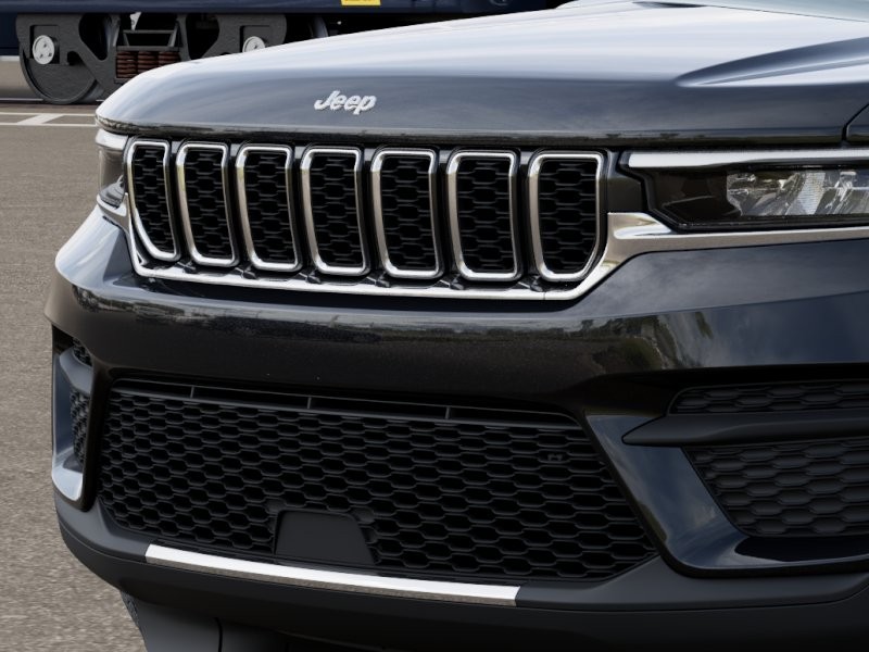 Jeep Grand Cherokee Vehicle Image 14