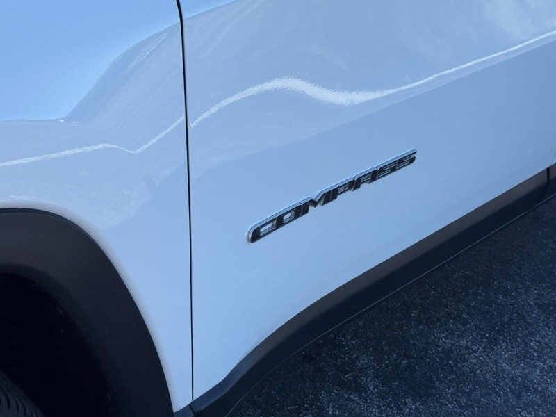 Jeep Compass Vehicle Image 13