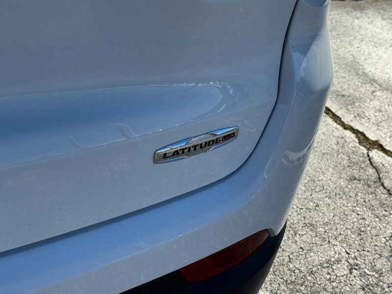 Jeep Compass Vehicle Image 16