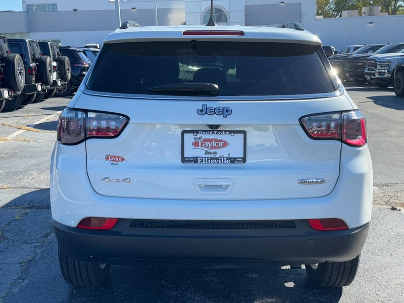 Jeep Compass Vehicle Image 17