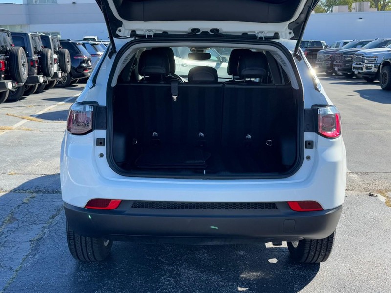Jeep Compass Vehicle Image 18