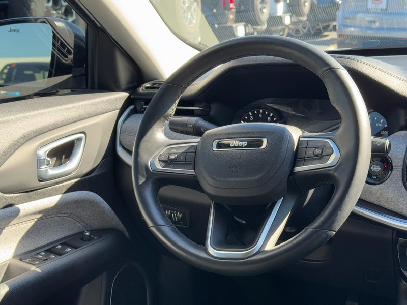 Jeep Compass Vehicle Image 21