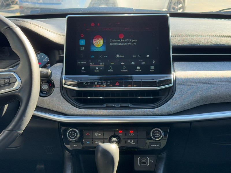 Jeep Compass Vehicle Image 22