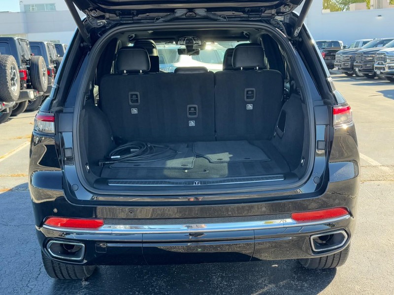 Jeep Grand Cherokee 4xe Vehicle Image 17