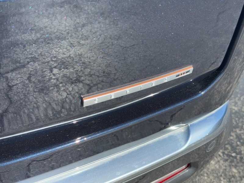 Jeep Grand Wagoneer Vehicle Image 15