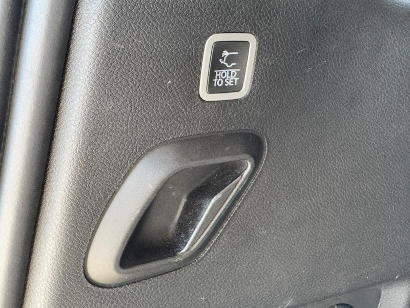 Jeep Grand Wagoneer Vehicle Image 18