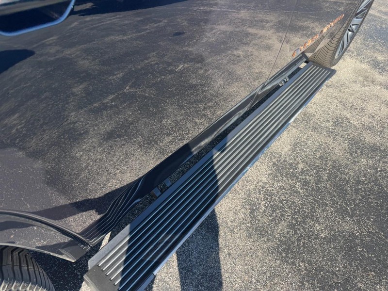 Jeep Grand Wagoneer Vehicle Image 19