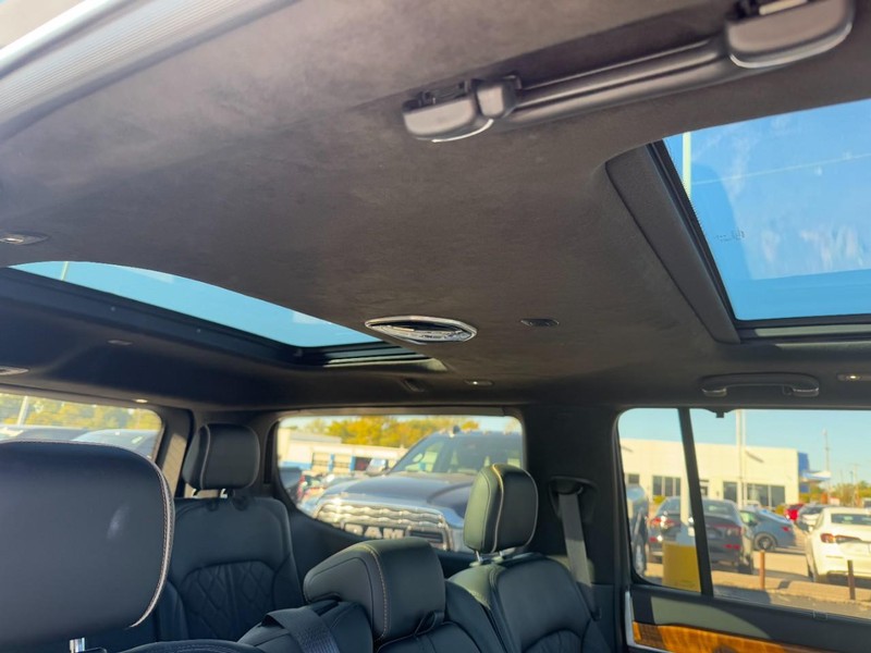 Jeep Grand Wagoneer Vehicle Image 23