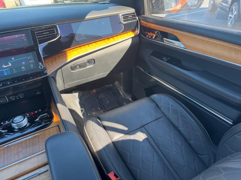 Jeep Grand Wagoneer Vehicle Image 32