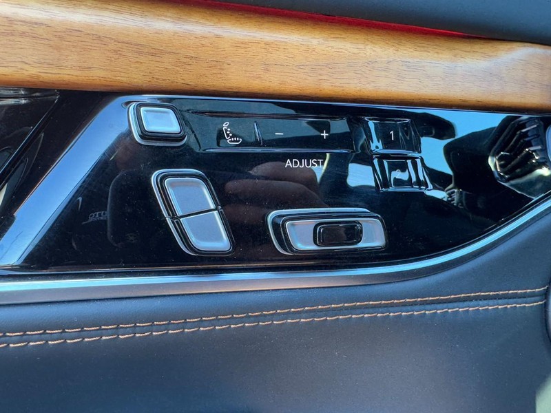 Jeep Grand Wagoneer Vehicle Image 33