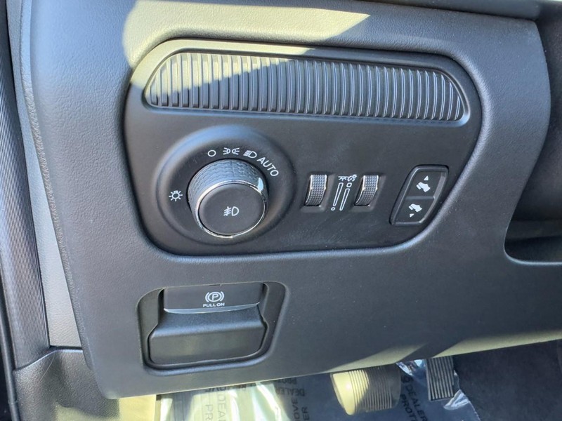 Jeep Grand Wagoneer Vehicle Image 34