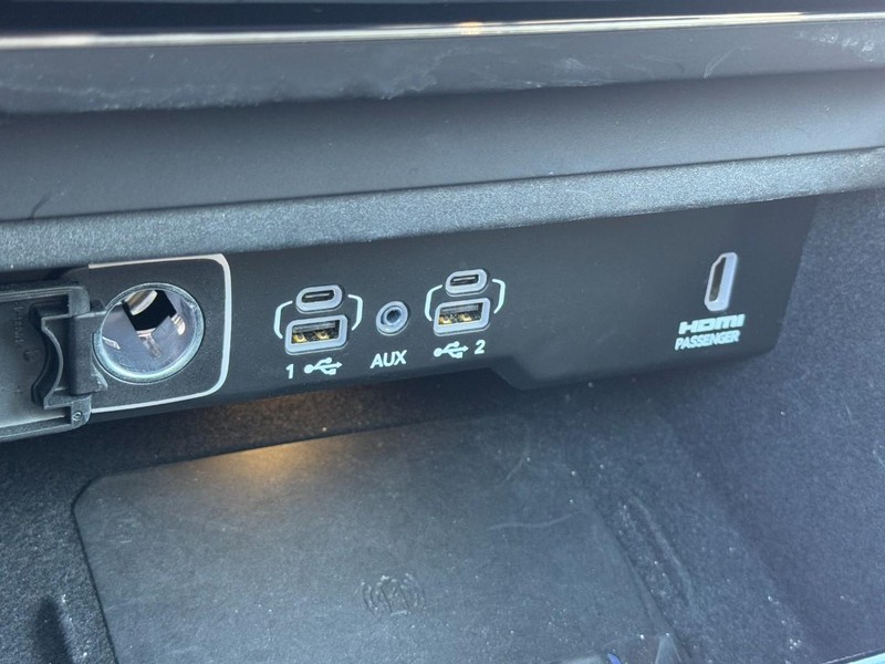 Jeep Grand Wagoneer Vehicle Image 39