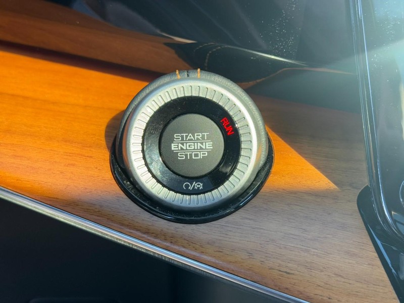 Jeep Grand Wagoneer Vehicle Image 40