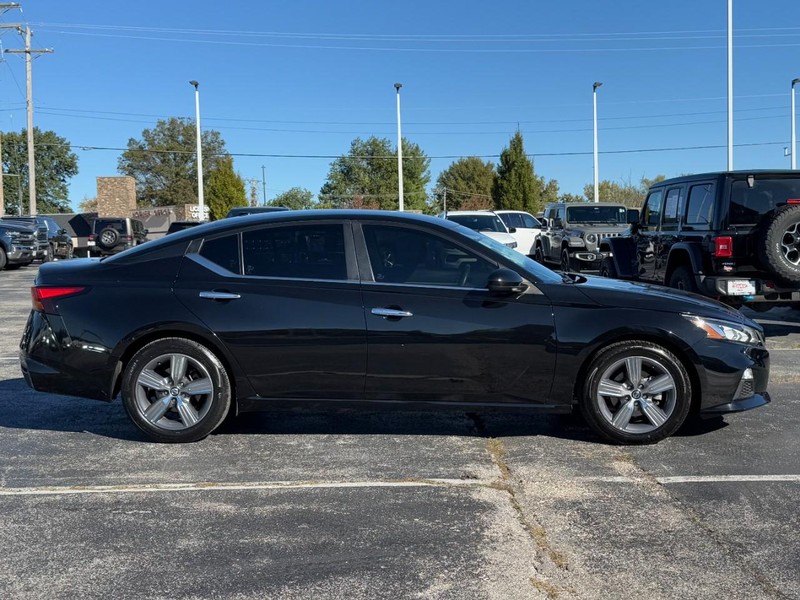 Nissan Altima Vehicle Image 02