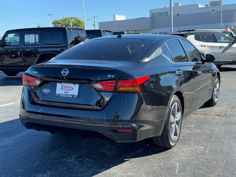 Nissan Altima Vehicle Image 03