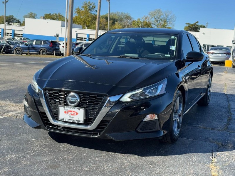 Nissan Altima Vehicle Image 10