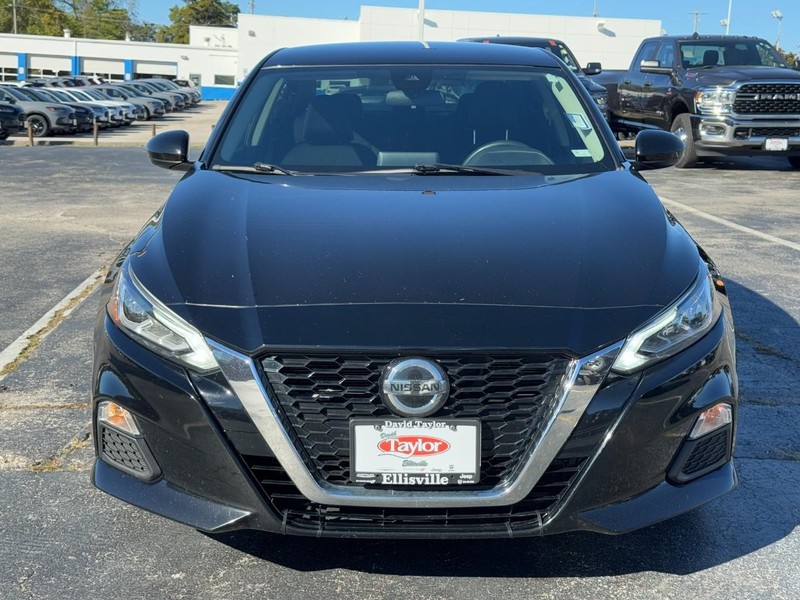 Nissan Altima Vehicle Image 11