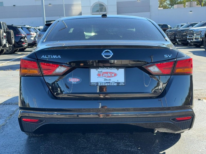 Nissan Altima Vehicle Image 13