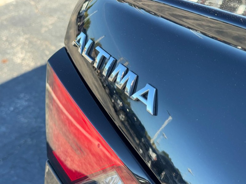 Nissan Altima Vehicle Image 15