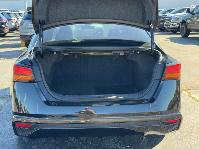 Nissan Altima Vehicle Image 16