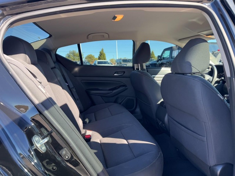 Nissan Altima Vehicle Image 17