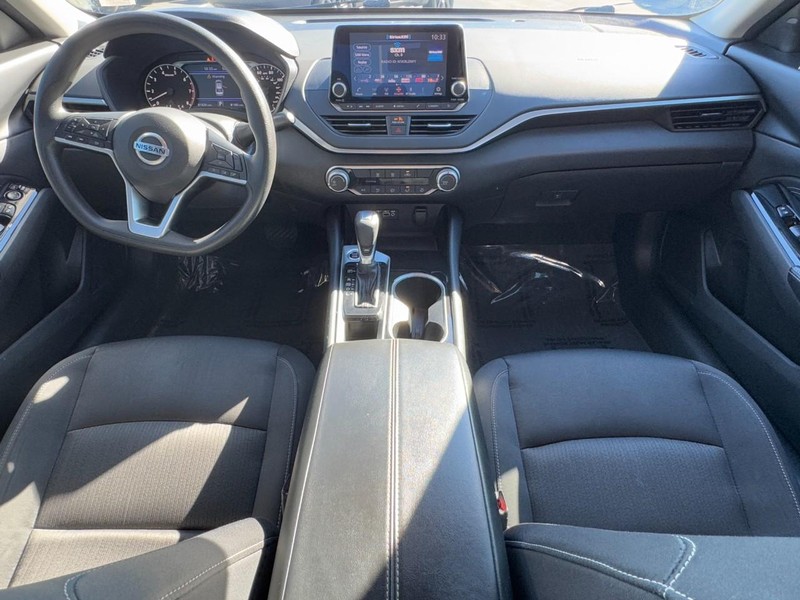 Nissan Altima Vehicle Image 18