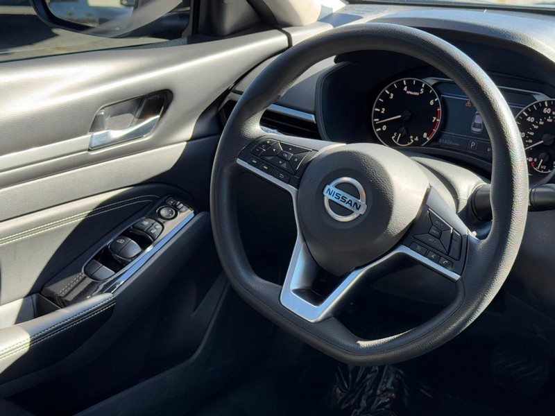 Nissan Altima Vehicle Image 19