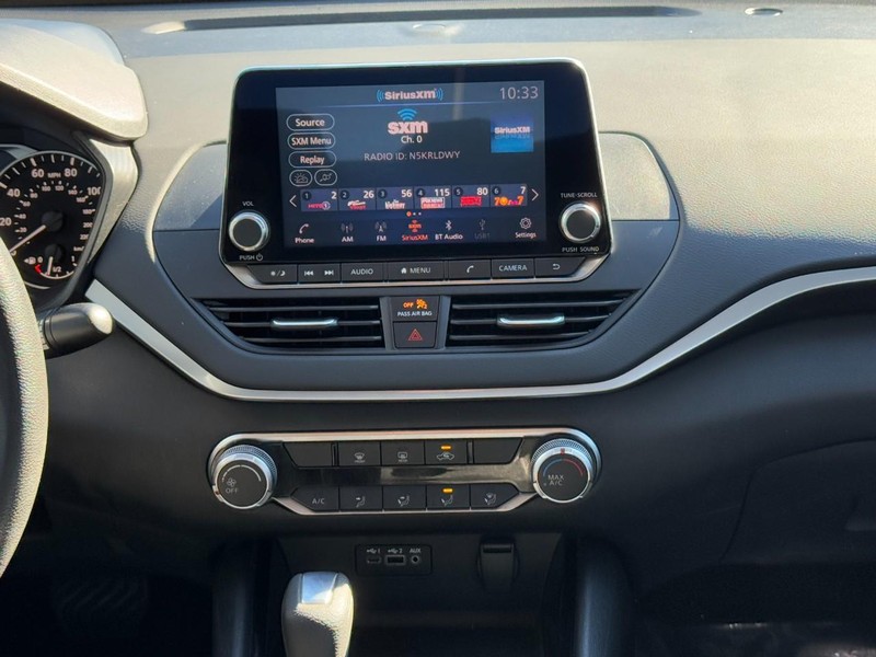 Nissan Altima Vehicle Image 20