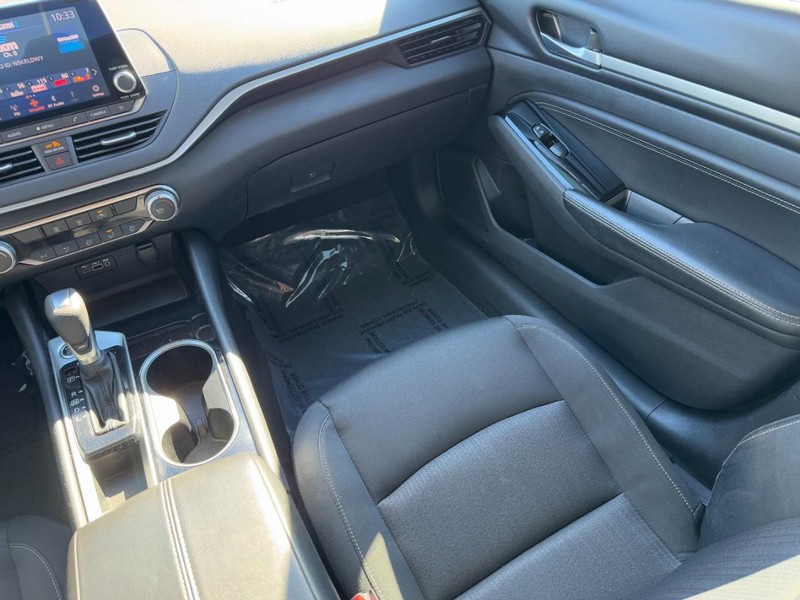 Nissan Altima Vehicle Image 22