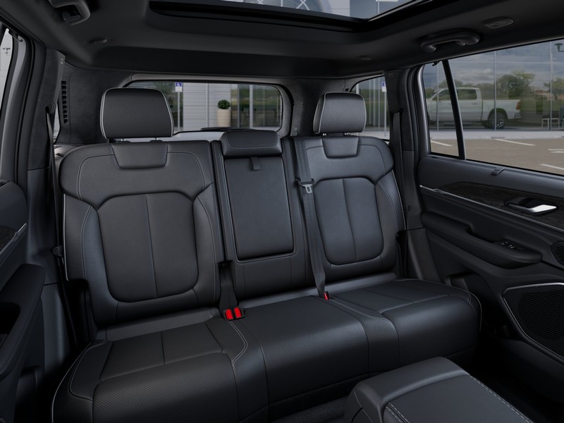 Jeep Grand Cherokee Vehicle Image 18