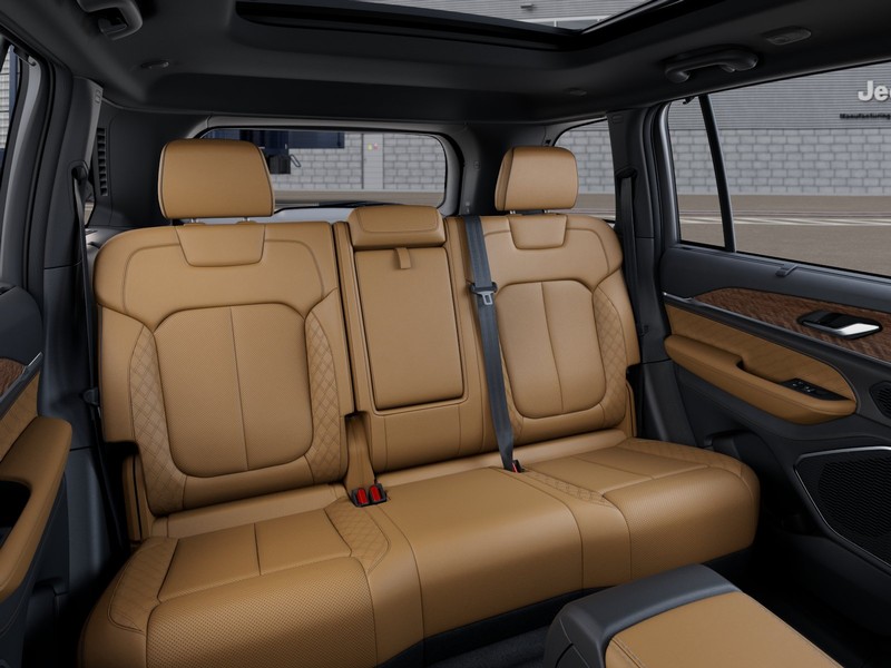 Jeep Grand Cherokee Vehicle Image 18