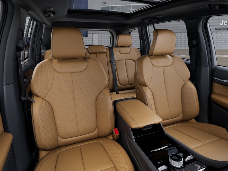 Jeep Grand Cherokee Vehicle Image 19