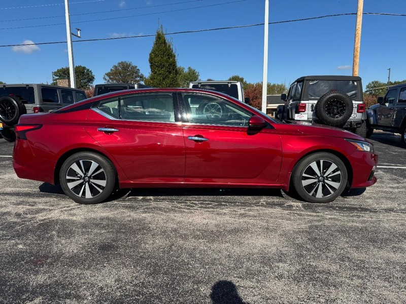 Nissan Altima Vehicle Image 02