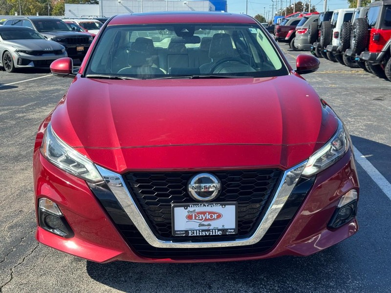 Nissan Altima Vehicle Image 12