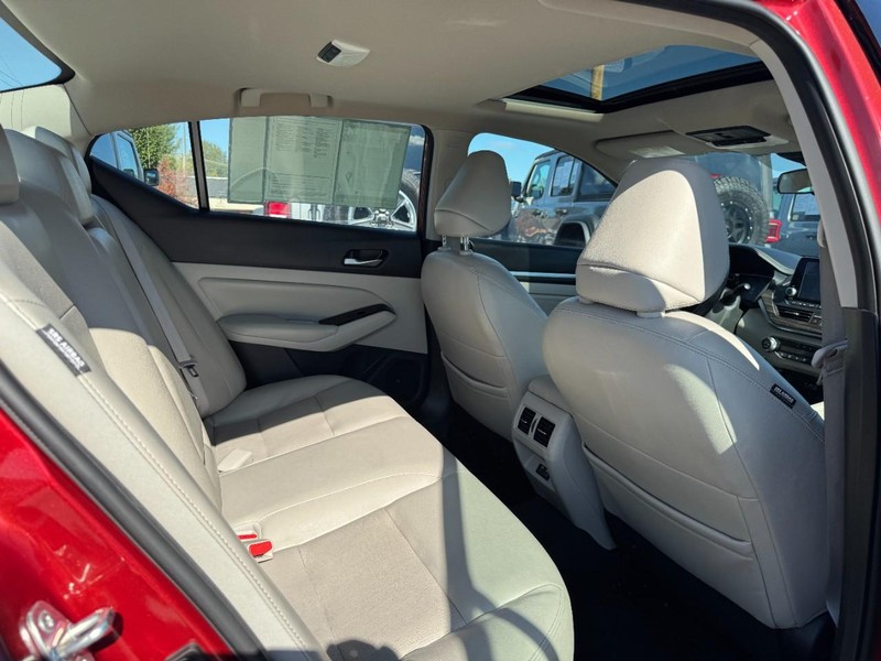 Nissan Altima Vehicle Image 13