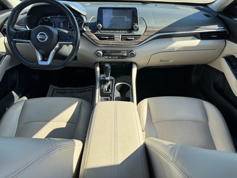 Nissan Altima Vehicle Image 14