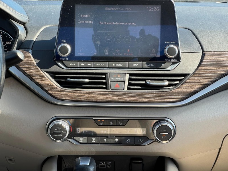 Nissan Altima Vehicle Image 16