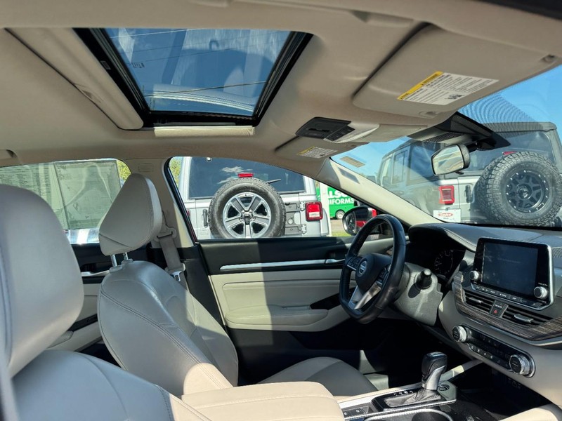 Nissan Altima Vehicle Image 20