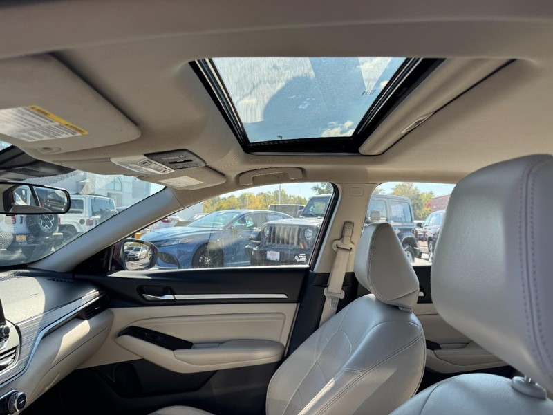 Nissan Altima Vehicle Image 21