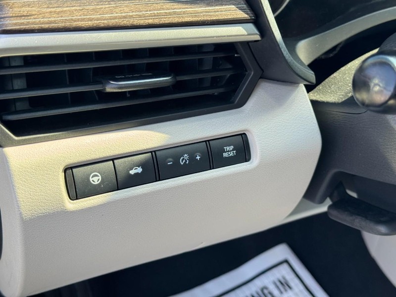 Nissan Altima Vehicle Image 22