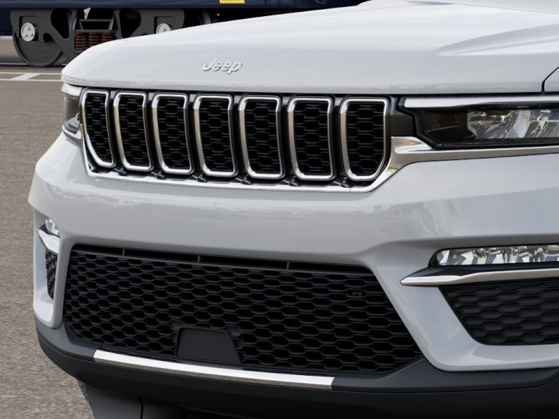 Jeep Grand Cherokee Vehicle Image 14