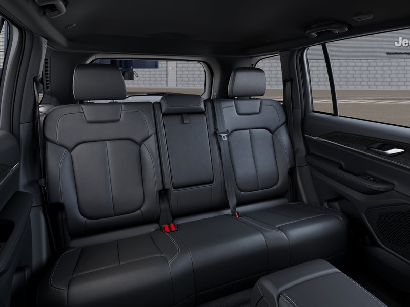 Jeep Grand Cherokee Vehicle Image 18