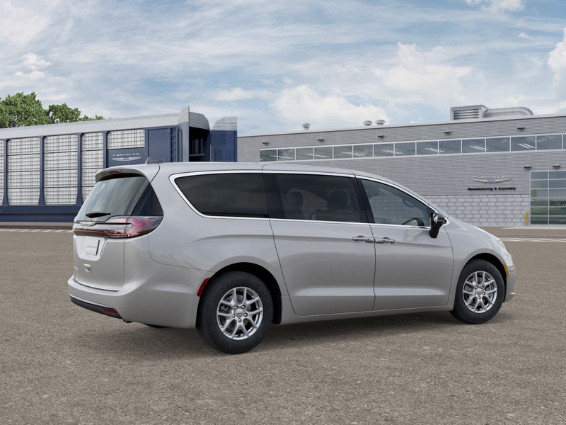 Chrysler Pacifica Vehicle Image 04