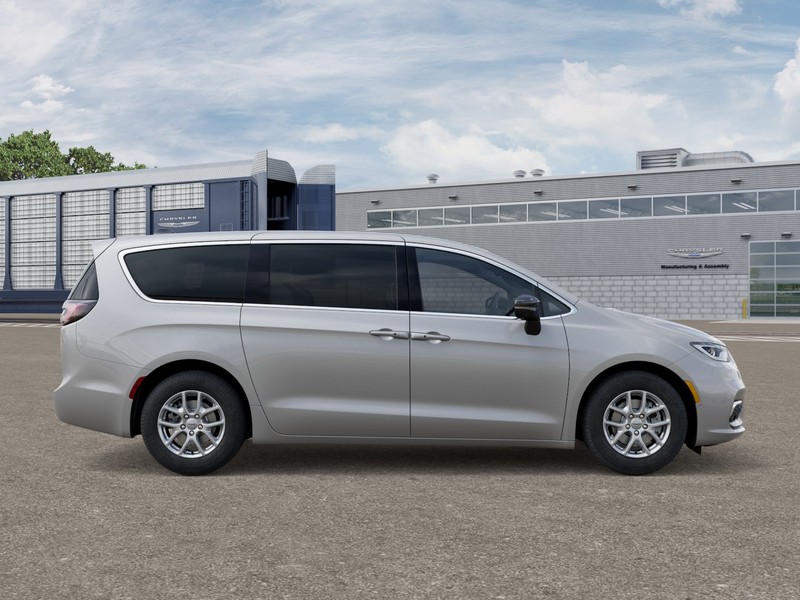 Chrysler Pacifica Vehicle Image 24