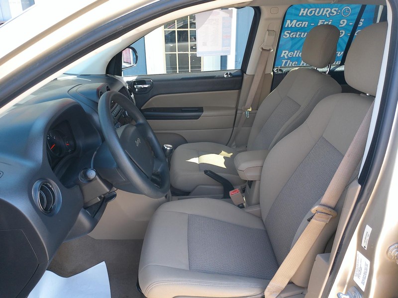 Jeep Compass Vehicle Full-screen Gallery Image 04