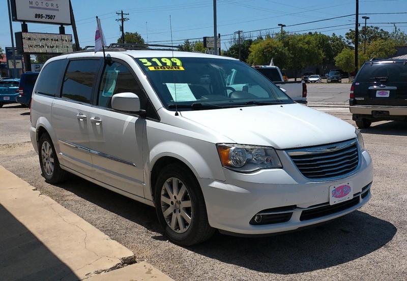 Chrysler Town & Country Vehicle Full-screen Gallery Image 02