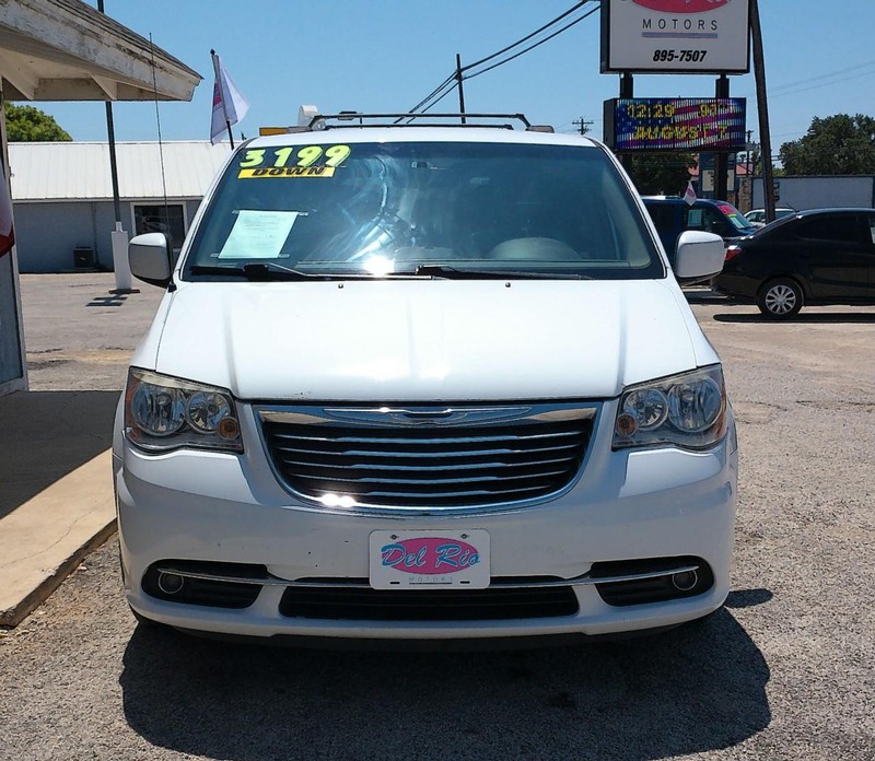 Chrysler Town & Country Vehicle Full-screen Gallery Image 03