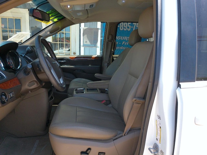 Chrysler Town & Country Vehicle Full-screen Gallery Image 04